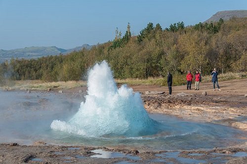 Geysir in action. (Image source: Wikimedia Commons (CC BY-SA 3.0)- Credit to: Hansueli Krapf)