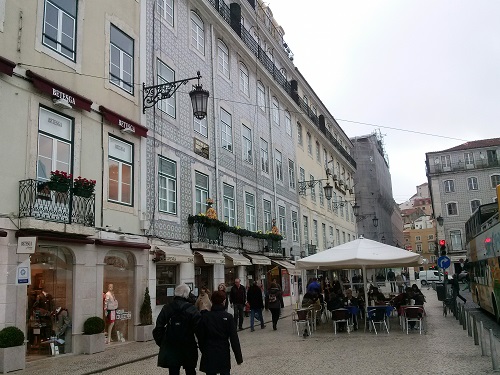 Hunting for coffee and tarts in Baixa Square