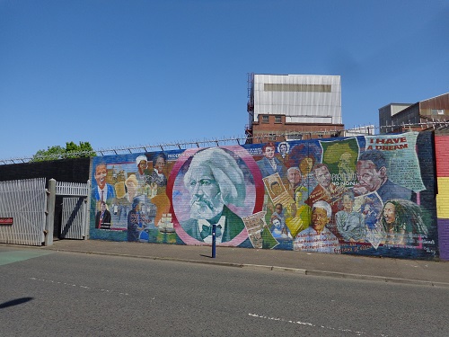 Some murals on the walls compare the conflict here in Northern Ireland with other internal conflicts around the world.