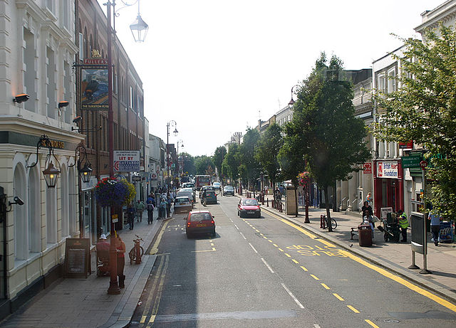 Victoria Road in Surbiton: the high street. (Image source: Wikimedia Commons CC BY-SA 2.5 | Credit to: Duke)