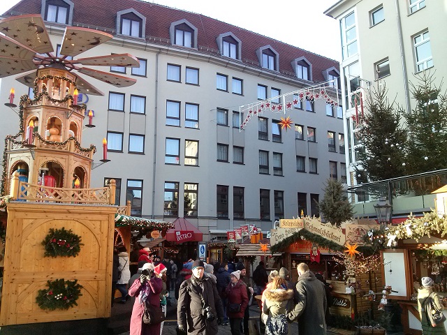 A small side street Christmas market in Dresden. Full of atmosphere and tradition!